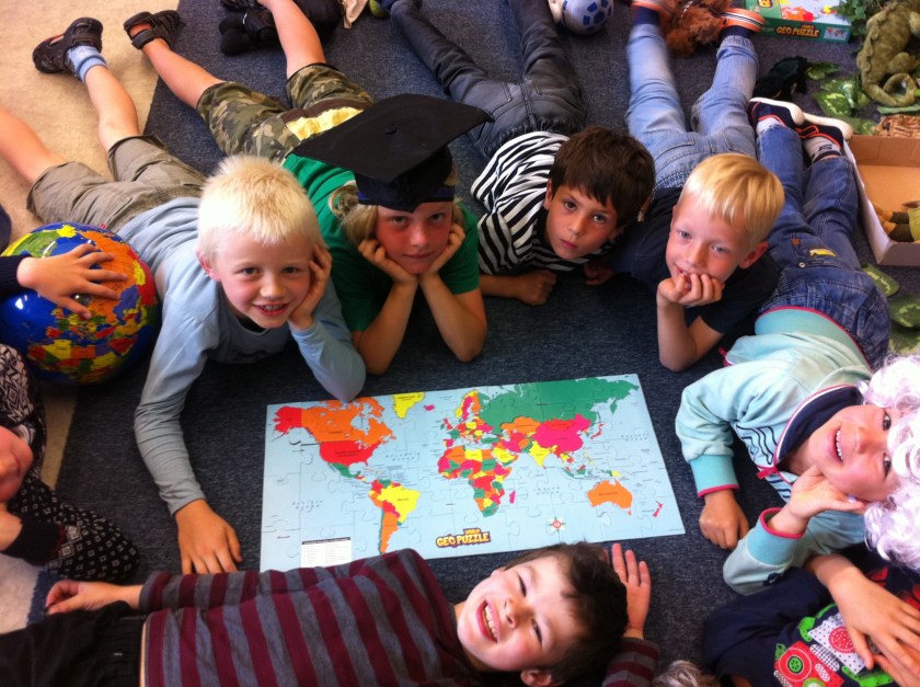 first-graders-and-world-map-puzzle